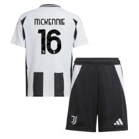 Camisa de Futebol Juventus Weston McKennie #16 Equipamento Principal Infantil 2024-25 Manga Curta (+ Calças curtas)